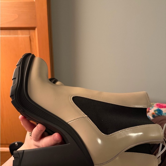 ✨SALEEEE✨ Alexander McQueen Leather Chelsea Block-Heel Booties - Picture 16 of 16